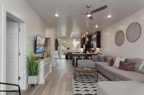 Red Desert Loft Resort 37 Pickleball Courts, Foosball, Resort Pool with Waterslide & Jacuzzi!